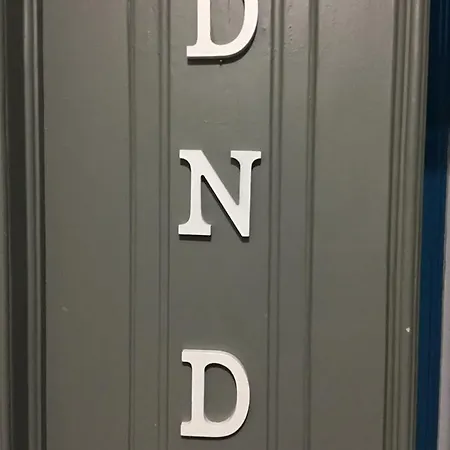 Vendégház D N D *